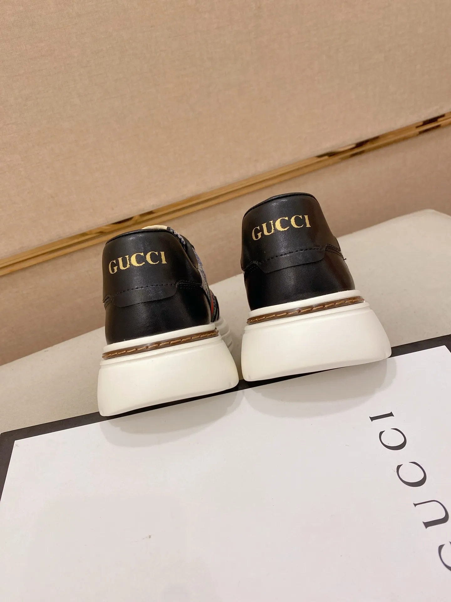 Men's shoes💰 420💰The new GUCCI (Gucci) counters are launched simultaneously. The new men's shoes, 😘fabrics are selected from imported cowhide, and the lining is sheepskin lining. 👍🏿 High-end ☄️ air-cushion molded anti-slip rubber outsole, exquisite lines, simple and elegant, comfortable and high-end for leisure travel. Code number: 38 to 44 (45 can be customized and cannot be returned or exchanged)